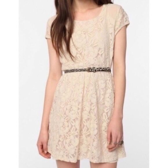 ✨Coincidence & Chance Urban Outfitters Cream Lace Overlay Dress - Picture 1 of 8